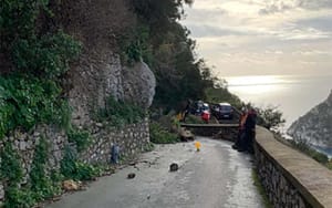Altro smottamento a Capri, il sindaco Lembo chiude la strada