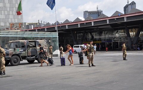 Napoli, fingono di chiedere informazioni e tentano di rubare le armi ai militari alla Stazione Centrale: presi due georgiani