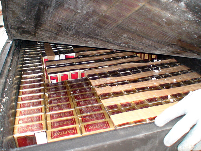 Napoli, trasportava 19 kg sigarette di contrabbando: arrestato 53enne