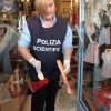 polizia con ascia