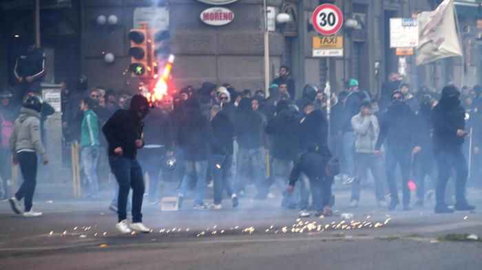 Napoli, guerriglia tra polizia e attivisti dei centro sociali