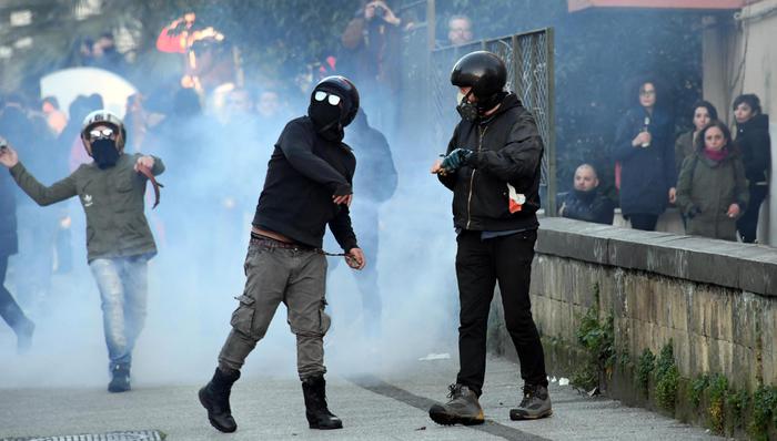 Salvini a Napoli, scontri tra polizia e manifestanti e lui annuncia: ‘La Questura avrà 592 uomini in più’