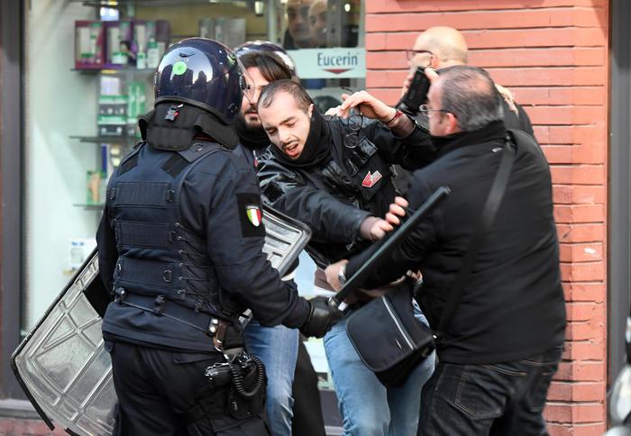 Sciopero clima a Napoli: momenti di tensione e slogan anti Salvini