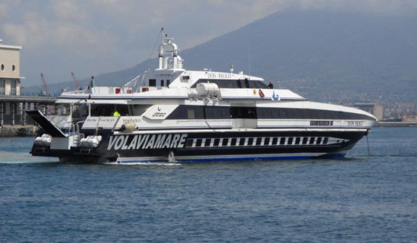 Aliscafo Alilauro da Ischia a massima velocità con una partoriente a bordo attracca a Napoli