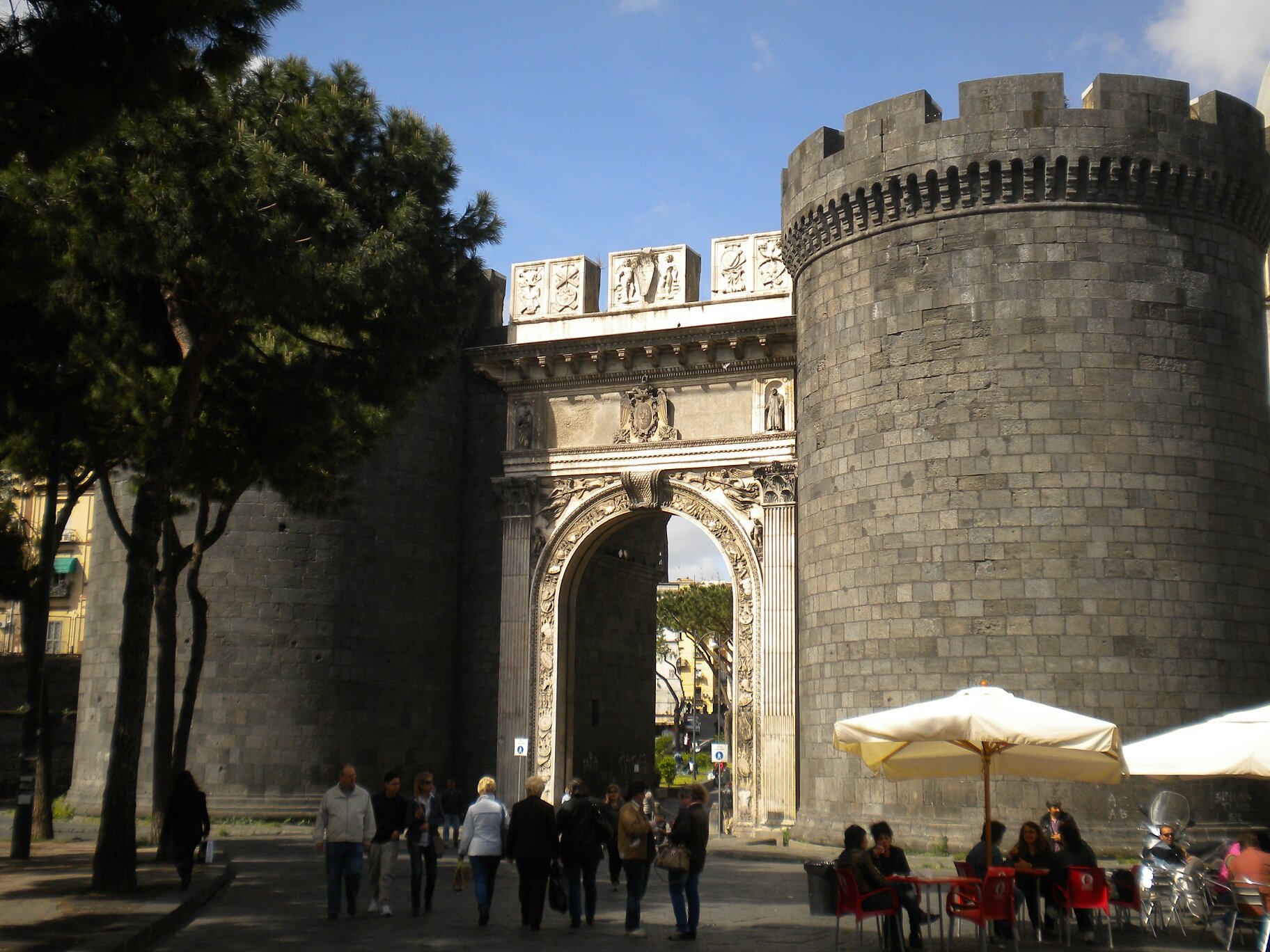 Napoli, padre e figlio feriti in una rissa a Porta Capuana
