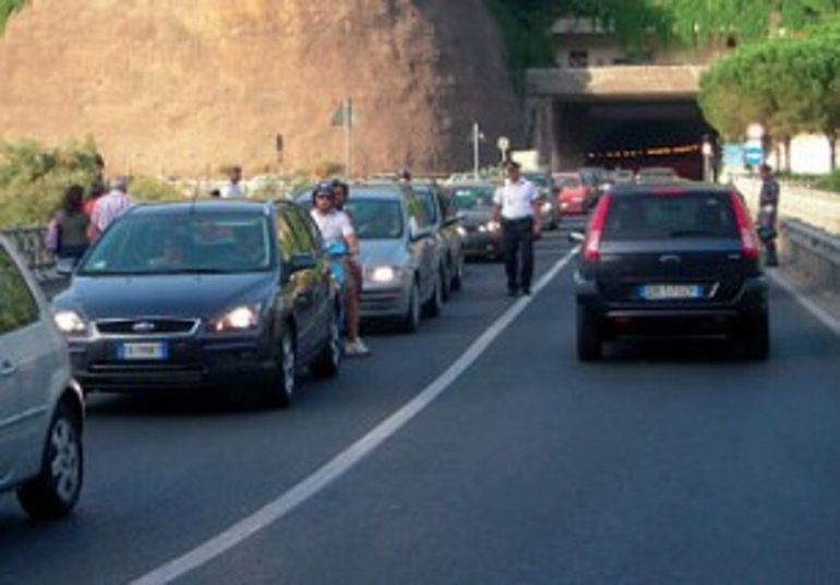 Castellammare, mezzo pesante in avaria: chiusa la galleria di Varano. Traffico per il mare deviato