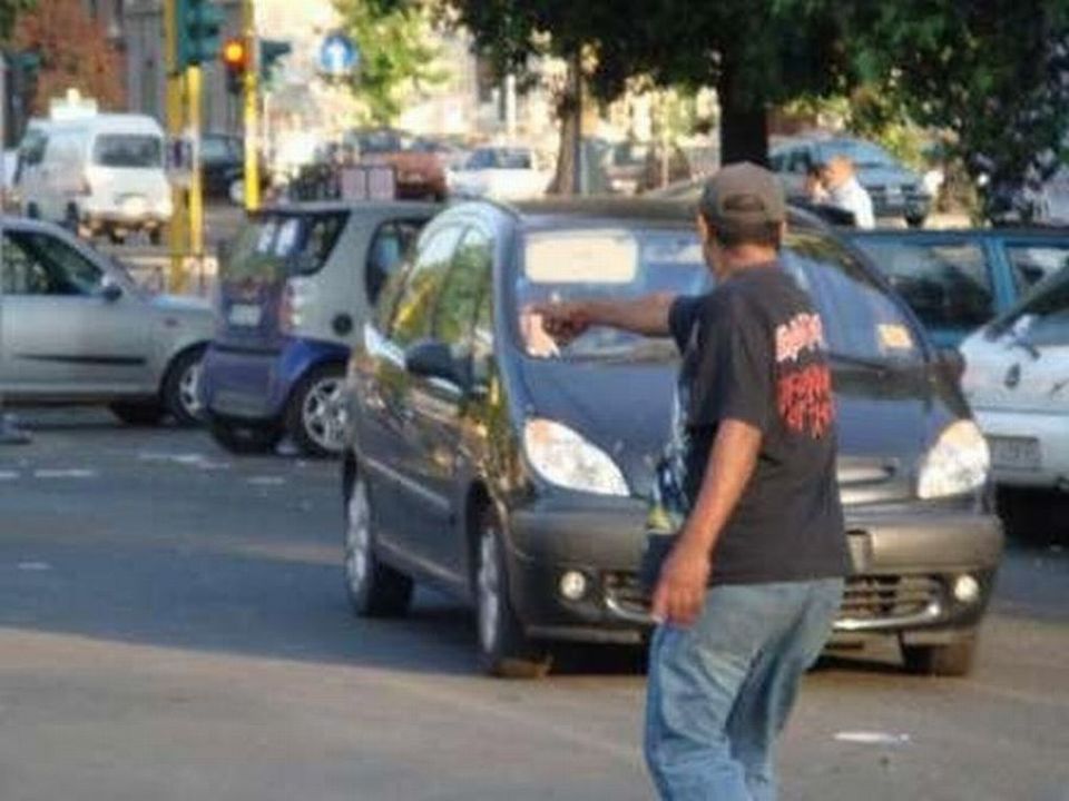 Napoli, parcheggiatori abusivi scoperti a Fuorigrotta grazie alla app Youpol