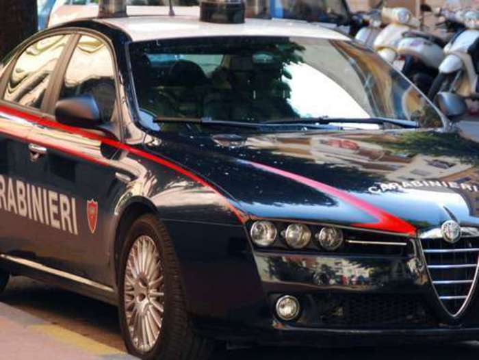 Caivano, i carabinieri trovano 900 grammi di cocaina in un’auto abbandonata