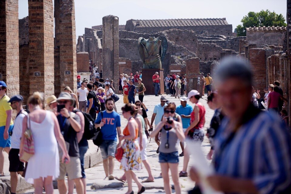 Rivellini: “Nei nostri siti archeologici lavorano 10mila extracomunitari che il Pd ha preferito ai giovani laureati italiani”