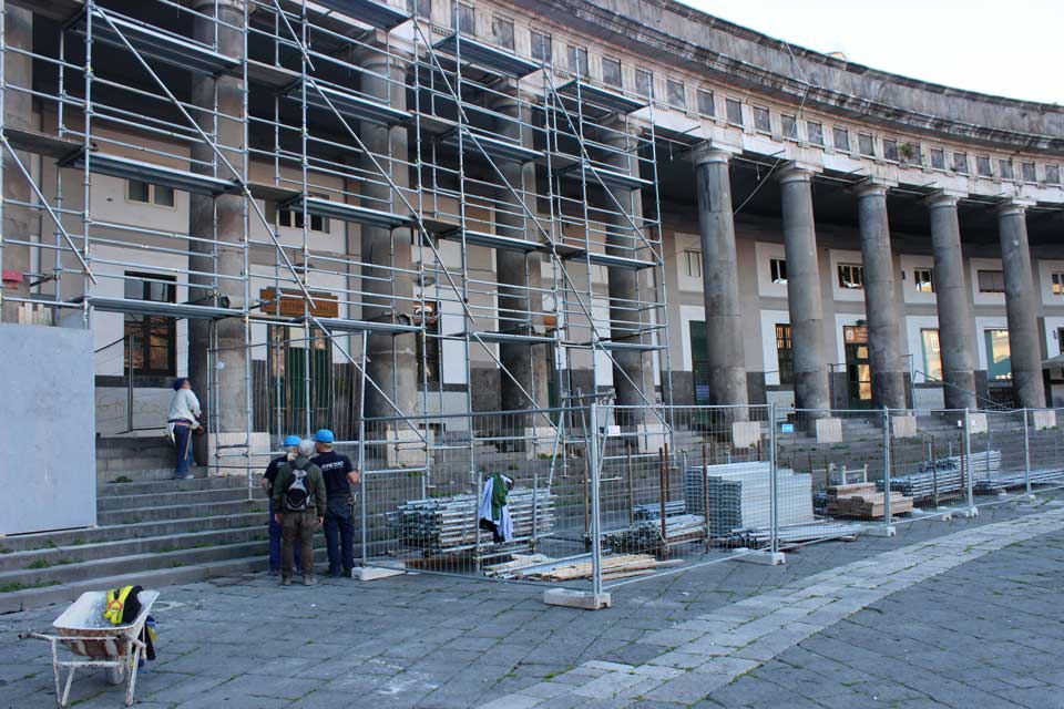Napoli, con la bomboletta spray imbrattano il colonnato di piazza Plebiscito: denunciati due giovani