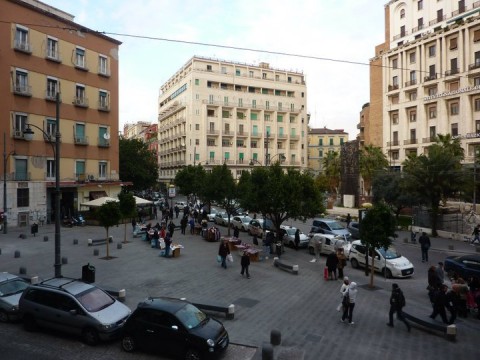 Arrestato georgiano per rapina cellulare a ragazza in piazza Carità, Napoli