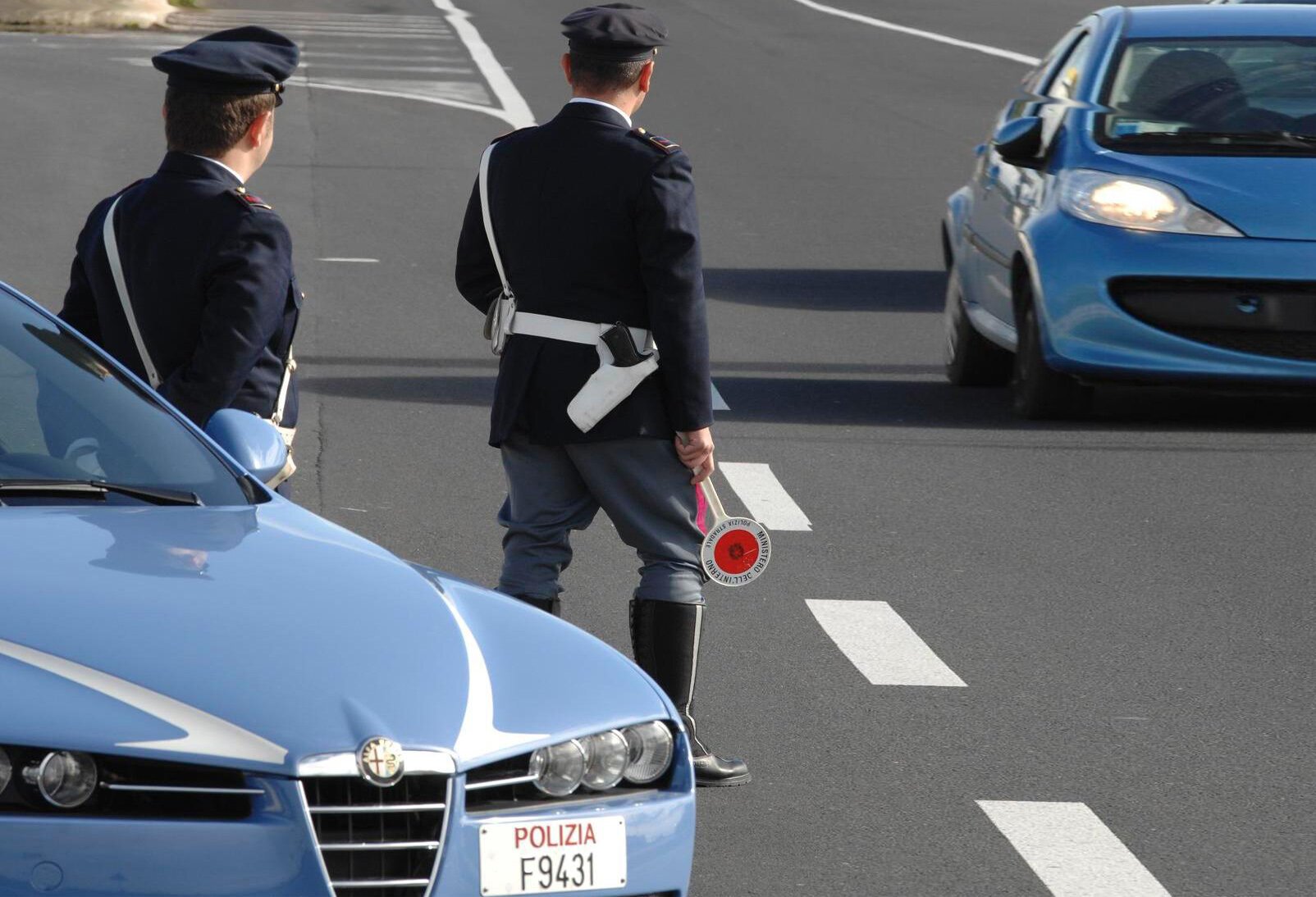 Controlli Polizia: 5 patenti ritirate per guida sotto effetto alcol e droga a Napoli