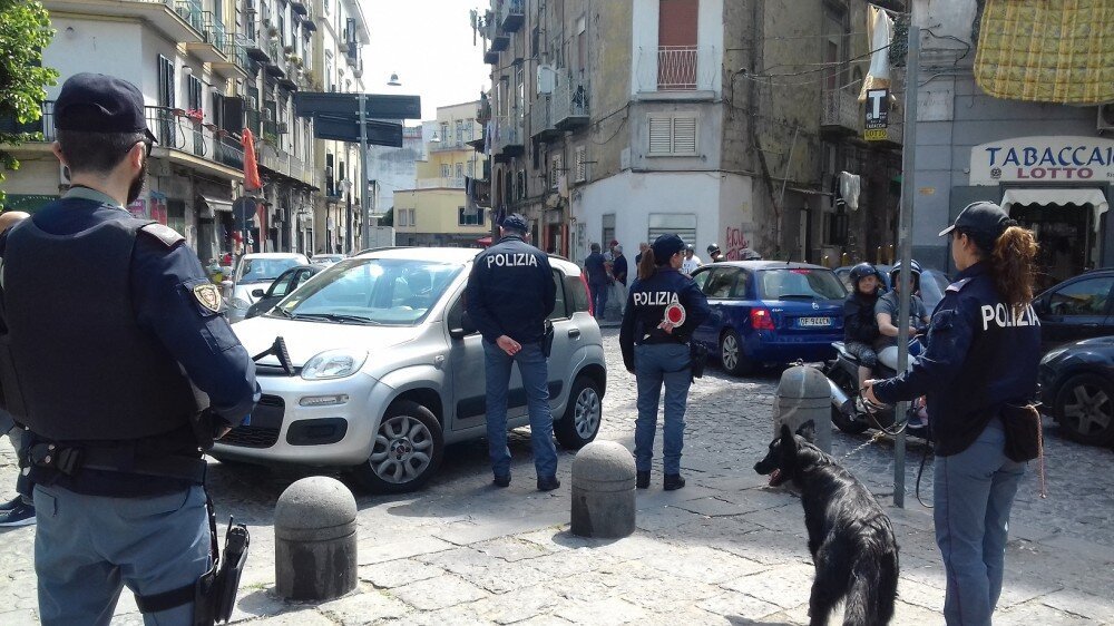Napoli, fermati in sella a uno scooter senza casco, aggrediscono gli agenti: arrestati padre e figlio al rione Sanità