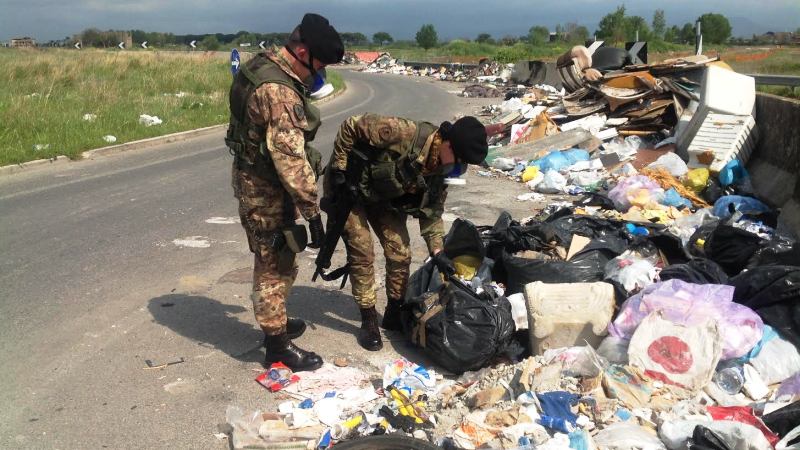 Trasportano rifiuti nel Casertano, fermati dai militari dell’ Esercito