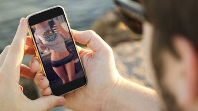 Liceali hot su Whatsapp: centinaia di foto fanno il giro del web
