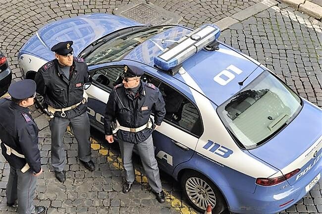 Napoli, fugge all’alt della polizia e si schianta contro le auto: aveva una patente falsa