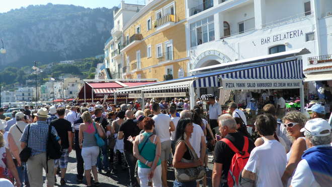 Capri, contro l’invasione di Pasqua il sindaco firma un’ordinanza antitraffico
