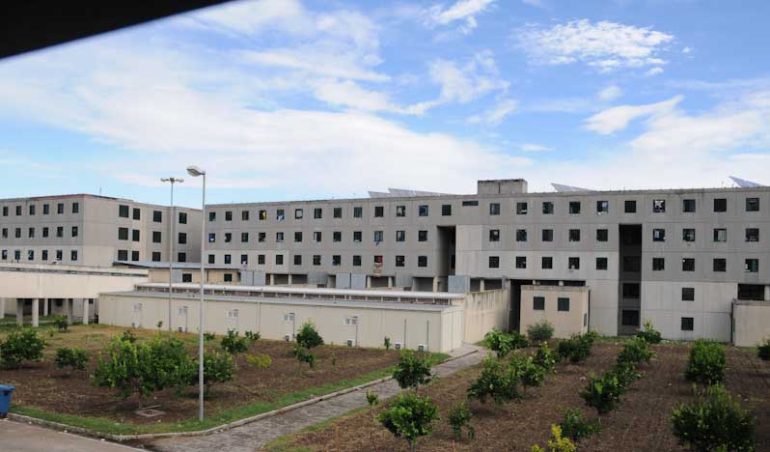Secondigliano, spettacolo di beneficenza in carcere con cantanti e comici