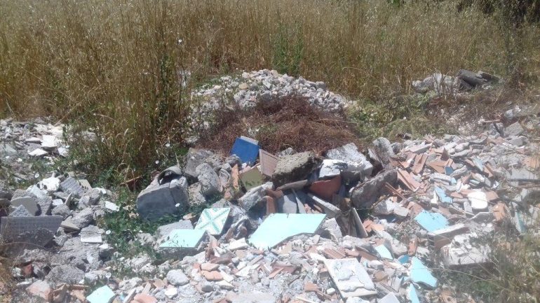 Napoli, i vigili scoprono una discarica abusiva a Capodichino