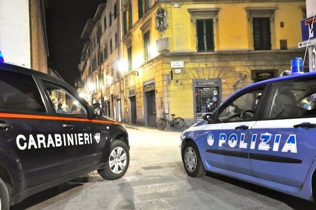 Napoli, carabinieri e polizia inseguono una Smart: due 17enni denunciati