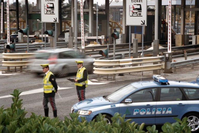 Napoli, ruba un’auto e fugge in Tangenziale: preso dalla Polstrada
