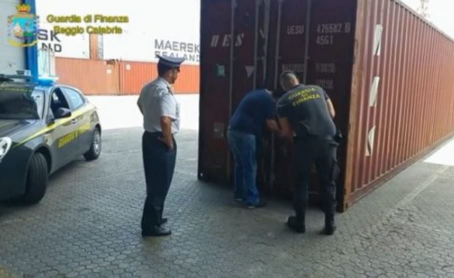 Cocaina nascosta nella frutta esotica: sequestrati 53 chilogrammi nel porto di Gioia Tauro