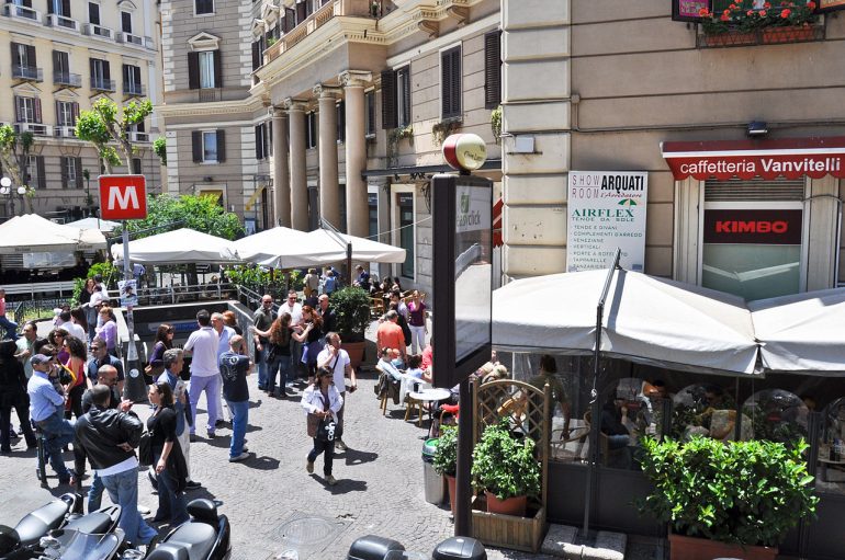 Napoli, 16enne accoltellato al Vomero mentre passeggia con i fratelli