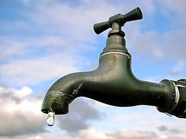 Si rompe una conduttura, Scafati senza acqua: disagi nelle scuole