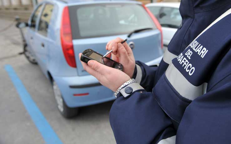 Napoli, picchiano ausiliario del traffico: arrestati tre parcheggiatori abusivi