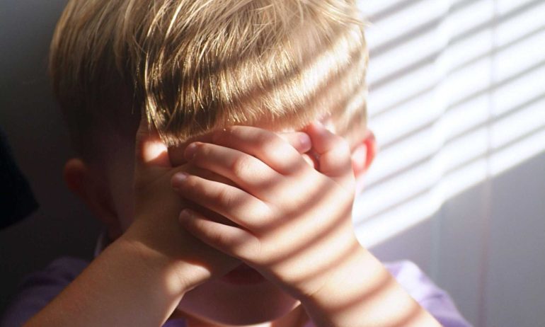 Allarme in provincia di Napoli: a rischio dimezzamento terapie per bimbi autistici