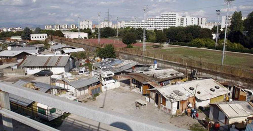 Acerra, abbattute alcune baracche fatiscenti del campo rom di zona Candelara