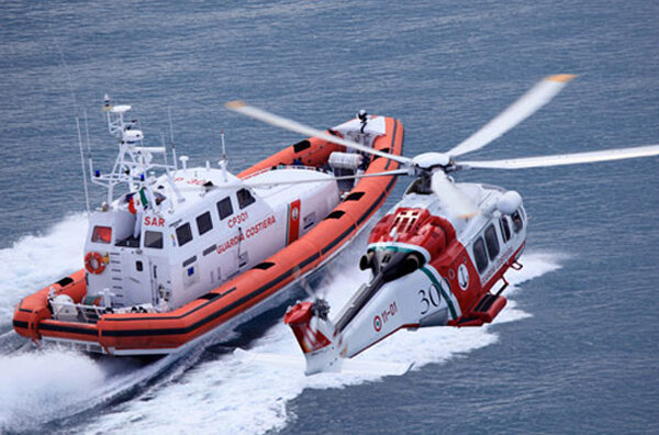 Affonda barca a vela nelle acque del Golfo di Napoli: salvati due naufraghi
