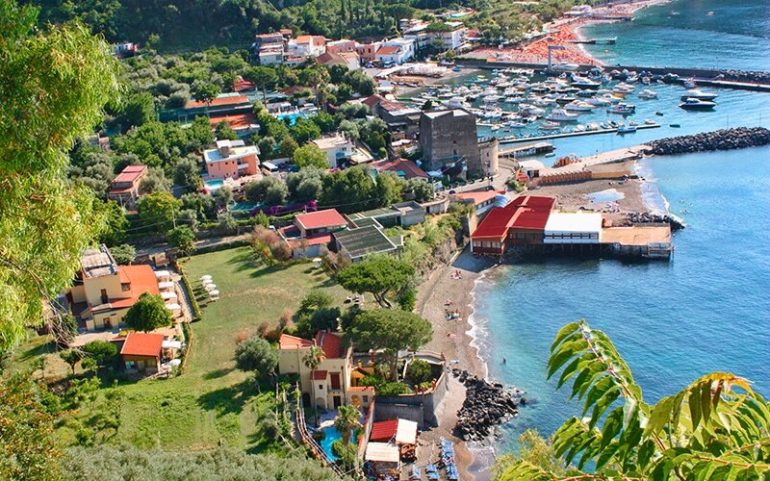 Abusi edilizi nel resort Il Sireneo, processo per la consigliera regionale Flora Beneduce, il marito e il figlio