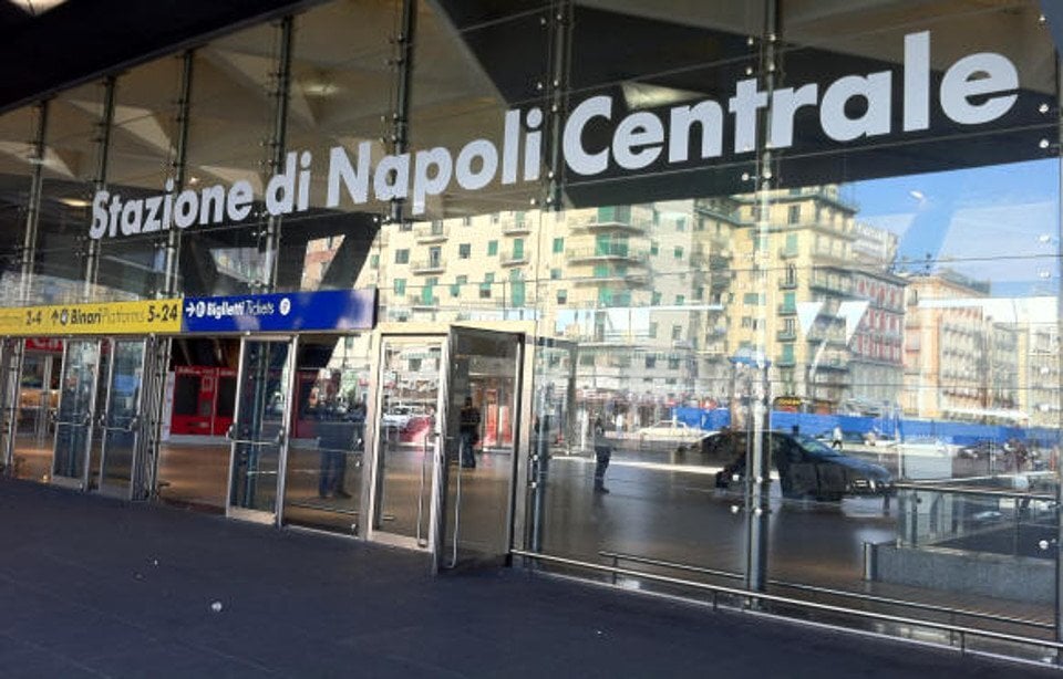 Napoli, rissa in Stazione per apprezzamenti a una donna bulgara: arrestato giovane della provincia