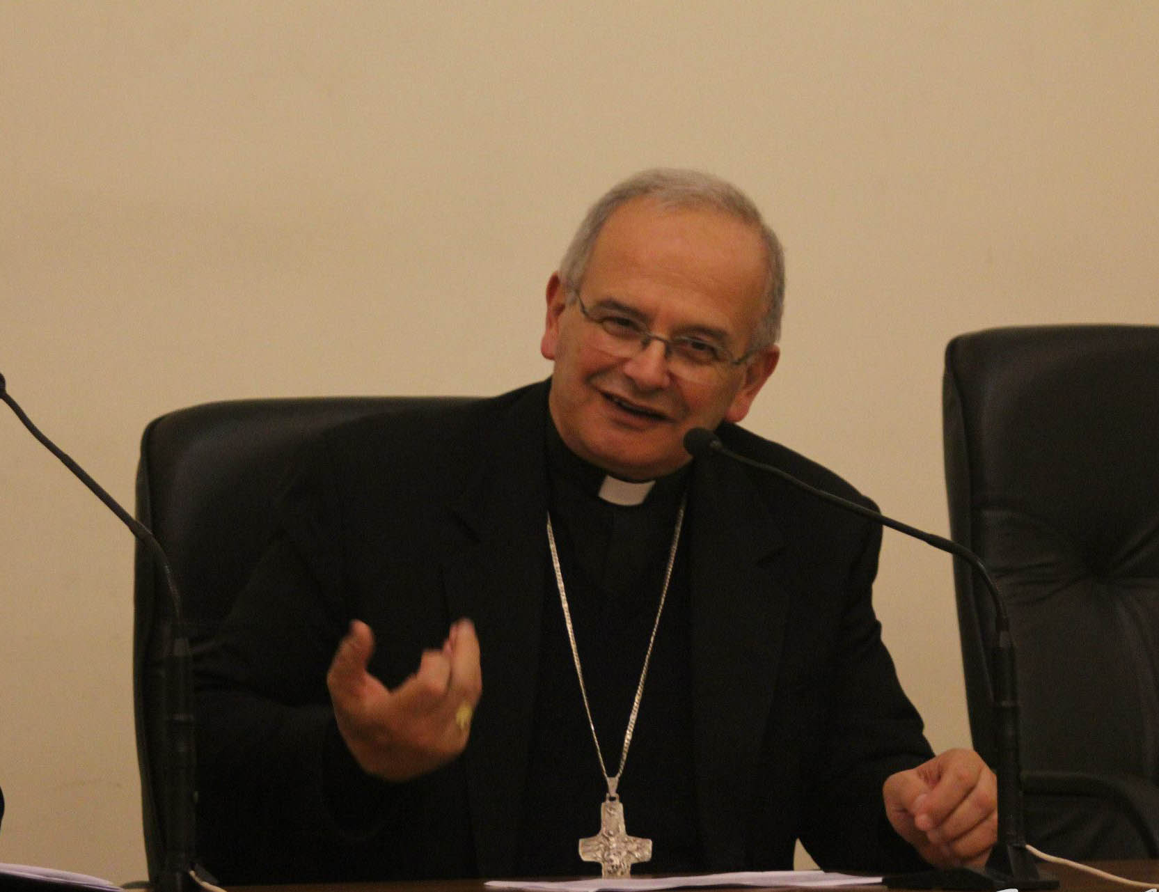 I genitori della ragazzina curata dal prete esorcista: ‘Il Vescovo Spinillo sapeva tutto’