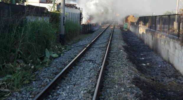 Attraversa i binari per non perdere treno, 18enne travolto