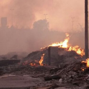 Napoli, nuovo incendio vicino al campo rom di Scampia domato dai vigili