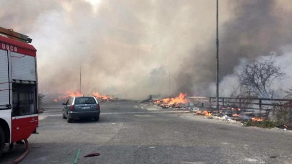 Napoli, vasto incendio vicino al campo rom di Scampia
