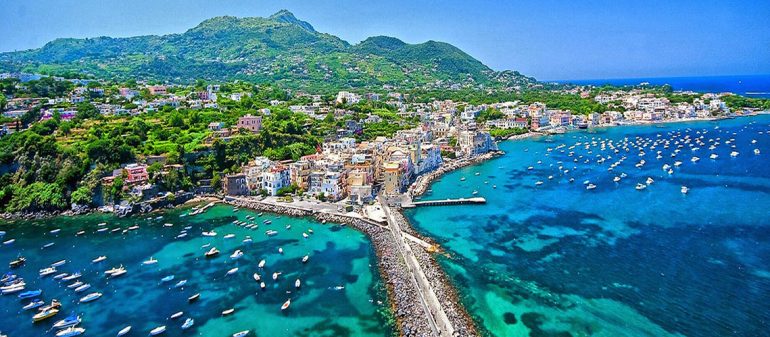 Ischia, ricercato romano sorpreso in vacanza sull’isola