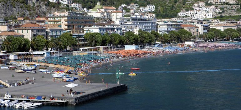 Troppi contagi covid a Maiori, il sindaco chiude chiese, parco e uffici comunali
