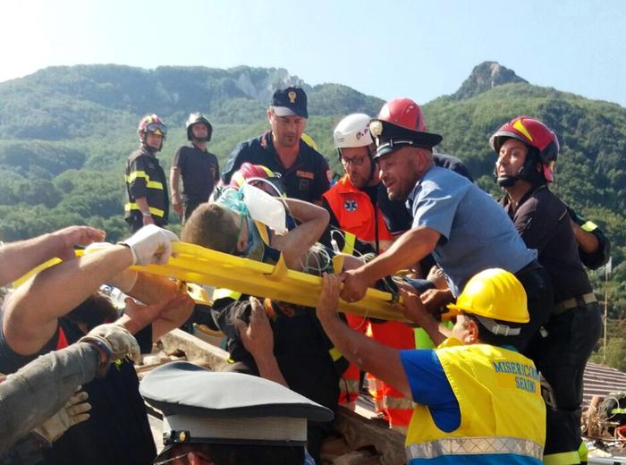 Terremoto a Ischia, la madre dei bimbi salvati: ”Nessun pranzo con Minniti”