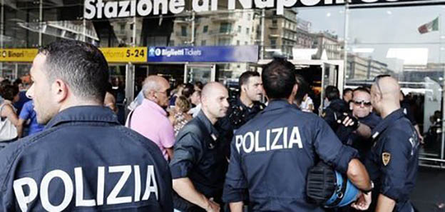 Napoli, venditore abusivo alla Stazione per evitare i controlli commette atti di autolesionismo