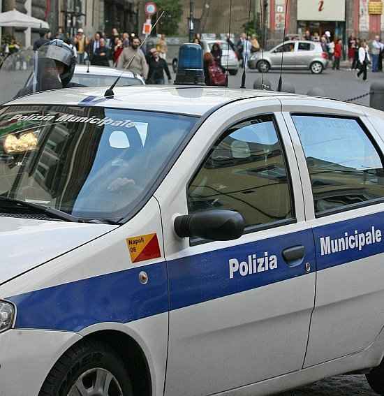 Minore costringeva una ragazza romena a prostituirsi: gli agenti della polizia municipale di Napoli arrestano un 16enne