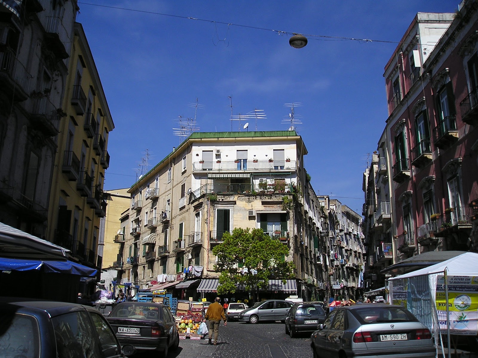 Napoli, rapina Rolex a turista in via Vergini: arrestato 36enne