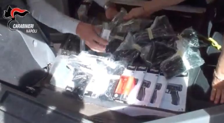 Torre Annunziata, trasportava 11 pistole in auto: arrestato un insospettabile 67enne. IL VIDEO