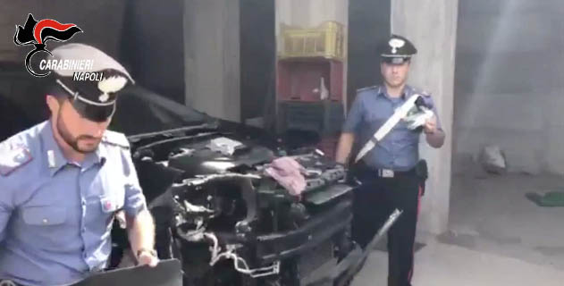 Pompei, arrestato dai carabinieri mentre smonta un’auto rubata. IL VIDEO