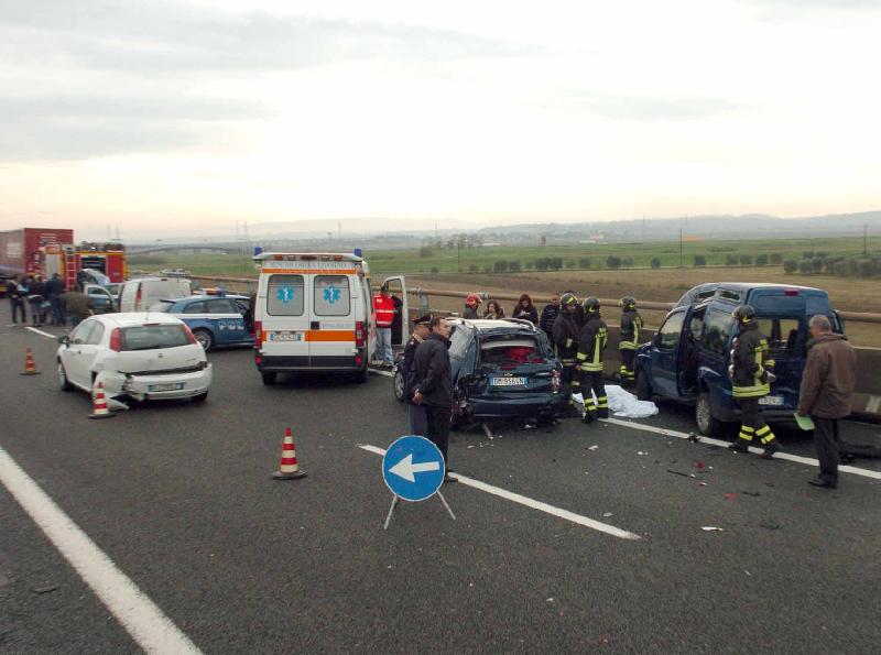 Scendono dall’auto dopo l’incidente, travolti in autostrada: due morti e 3 feriti