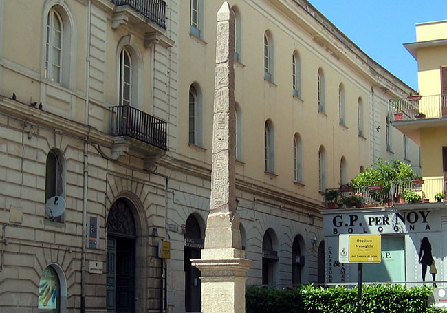 Diego Della Valle finanzia l’illuminazione artistica dell’obelisco egizio di Benevento