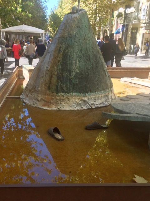 Napoli, in via Scarlatti al Vomero ecco la fontana con le pantofole: folla di curiosi e corsa al ”bancolotto”