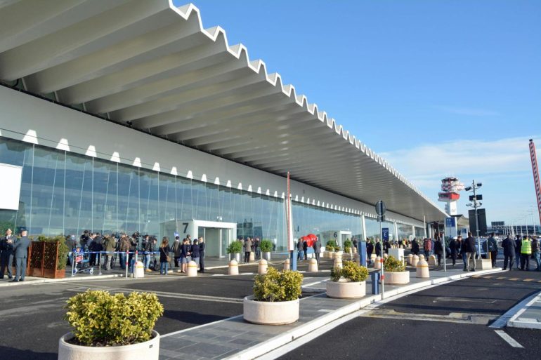 Minacce di morte sui telefonini dei passeggeri, volo sospeso a Fiumicino
